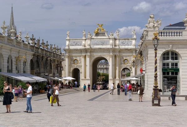 Photographie réaliste d'une maison résidentielle ou d'une petite propriété aux environs directs de Nancy, avec une architecture typique de Meurthe-et-Moselle. La façade doit montrer clairement des fenêtres et des volets en bon état. Le contexte urbain ou périurbain doit être distinctif par rapport à celui de Golbey : par exemple, un environnement plus urbain avec proximité d'autres constructions, ou une architecture semi-ancienne caractéristique de la région nancéienne. Prise en lumière naturelle diurne sans personnes visibles.